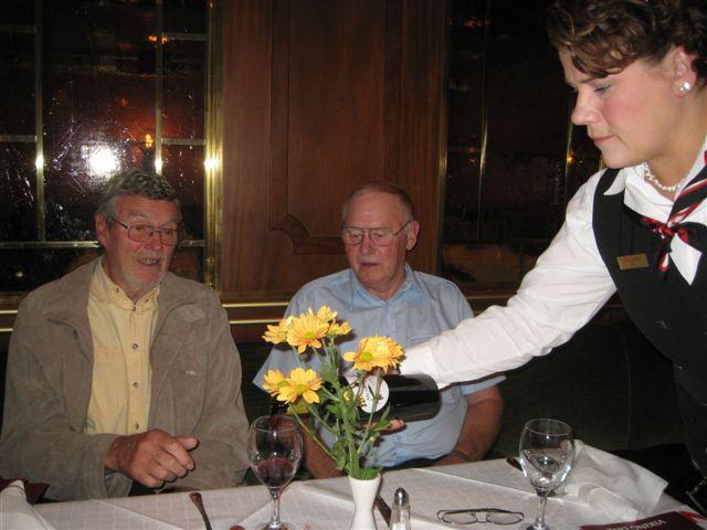 Lennart Nilsson och Roland Johannisson anslår tonen genom att beställa in ett gott chilenskt rödvin.