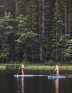 ut sig i landskapet runt berg och sjöar.