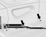 Förvaring 71 Lastsäkringsöglor Montering Lastsäkringsöglor är monterade i bagagerummet så att lasten kan säkras