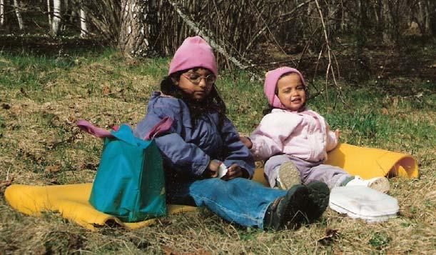 Varje gång tänkte jag aporna är blyga och vågar inte hälsa På fotot: Johanna och lillasyster Josefina under en familjeutflykt våren 1994.