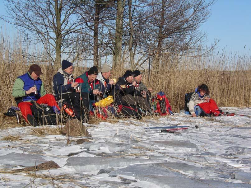 Turrapport 050227: Glanskistur på Vänern, Hjälmarsfjorden runt@vänerskridsko Vid fikat passerade en grupp av Örebroare oss och gav oss information om läget längre ut på fjorden.