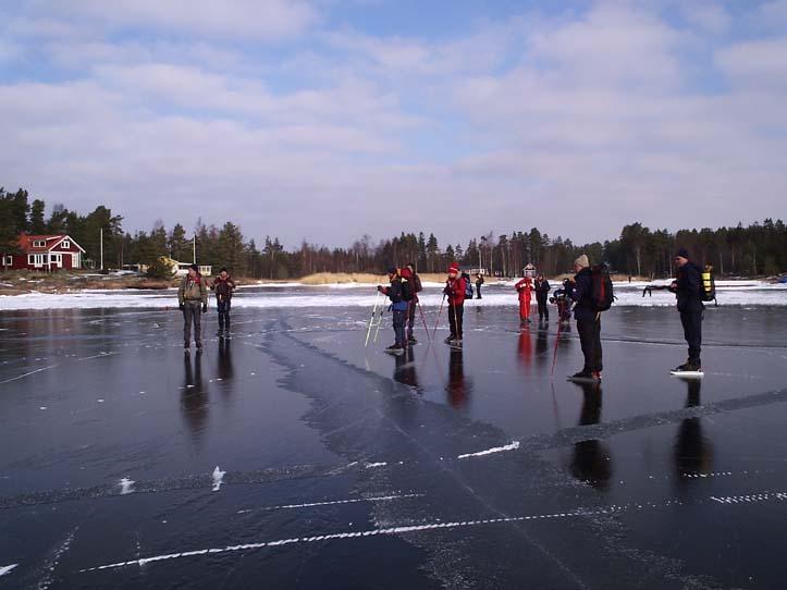 Turrapport 050305: Långön i strålande sol@vänerskridsko Långön i strålande sol 5/3-05 Efter fredagens kraftiga blåst, så visste vi egentligen inte hur stor skada isen hade tagit.