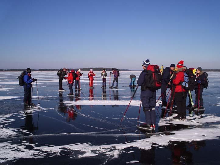 Turrapport 050305: Långön i strålande sol@vänerskridsko Vi letade oss in till Mårön på så fin is som