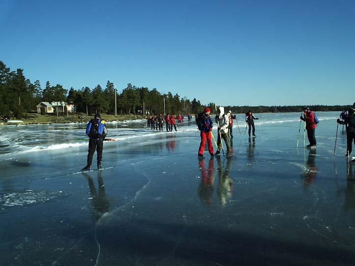 Turrapport 050227: Glanskistur på Vänern, Hjälmarsfjorden runt@vänerskridsko En kort paus och vi passerade utanför med försiktighet.