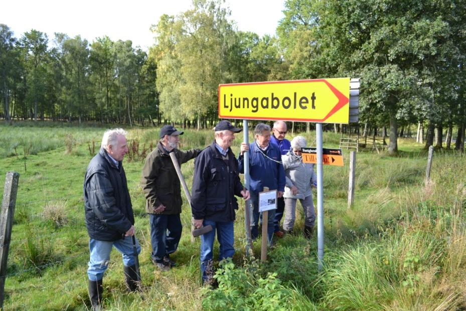 Vid en vandring den 6/9 2015 skyltades platsen där dansbanan Björkelund en gång låg. Foto: Christina Eliasson Detta medlemsblad innehåller inbetalningskort för medlemsavgift 2016.