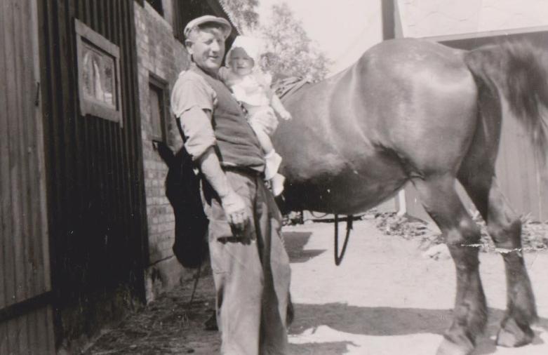 Ferdinand med grannens häst och barnbarnet Annette på