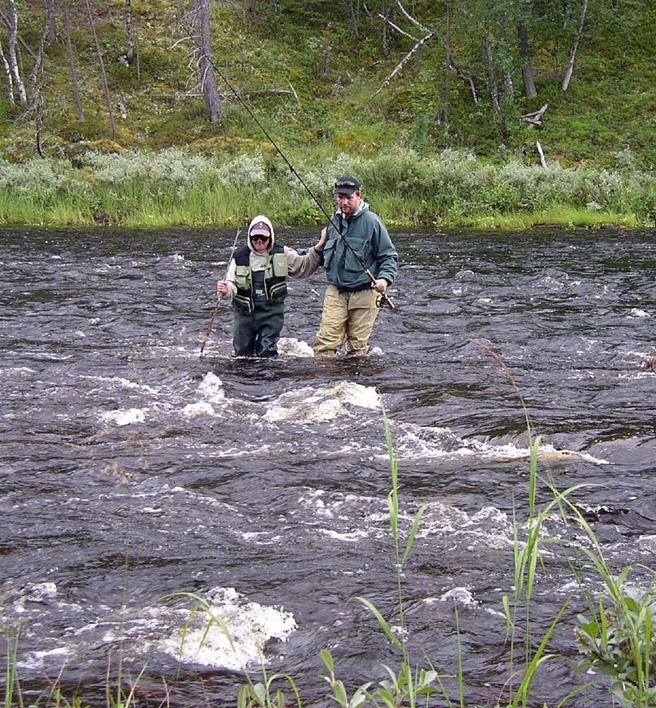 Kevin blir hämtad över Parkajoki av Urban, eller var det tvärtom? Mina vänner Urban och Kevin Fiskeintresset betyder så mycket mer än just bara fisket.