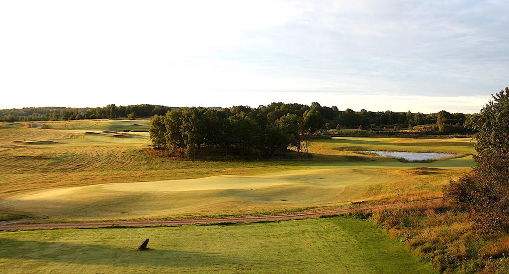 6 7 Östsvenska och Zachrissons Pokal 19-20 maj Frestelser på Vesterby och på Landeryd räcker det med en trepack... Gillar du linksgolf? Då har du verkligen kommit rätt.