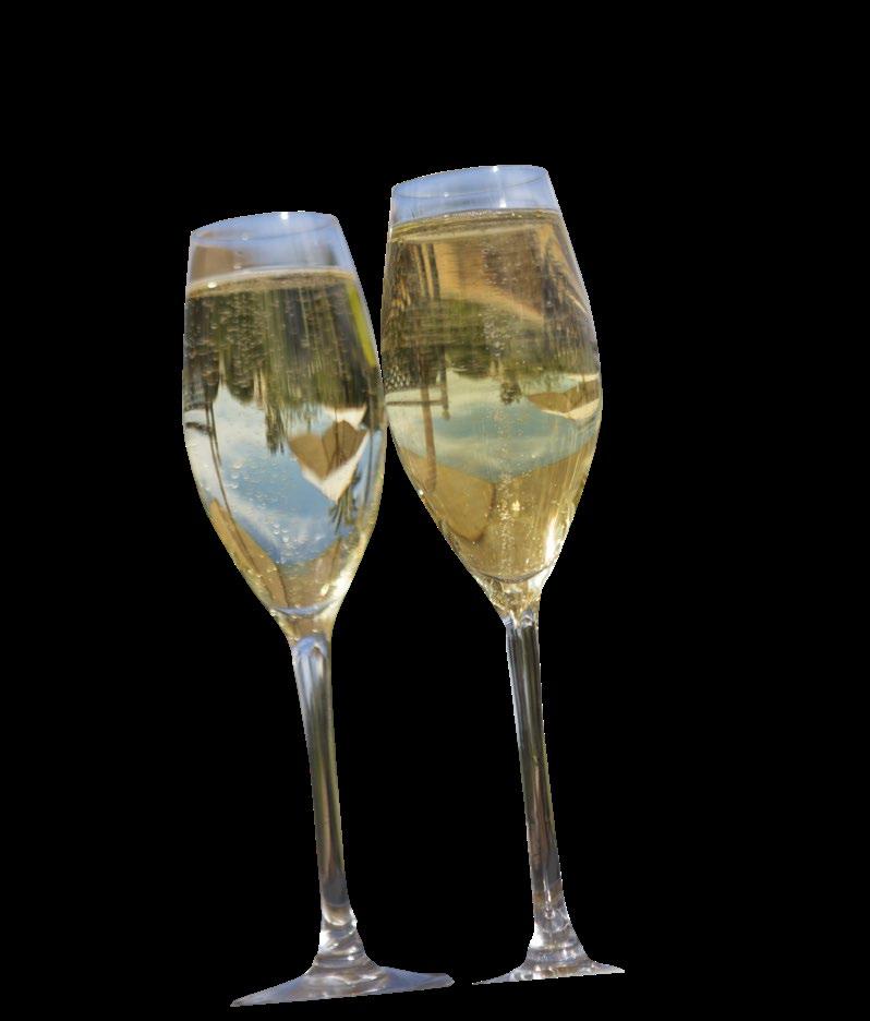 Faktum är att den ädla drycken passar som hand i handske just här, gärna på en takbar med Champagnen bubblar i Nice. utsikt över havet och staden i solnedgången.
