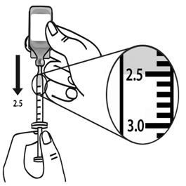 3. Koppla samman den öppna överdelen av injektionsflaskan med sterilt vatten och änden av sprutan genom att skruva fast sprutan ovanpå flaskan med sterilt vatten (vätska) (se Figur 2). Figur 2 4.