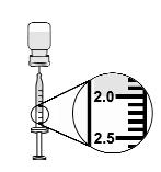 Figur 10 5. Håll injektionsflaskan i ena handen och sprutan i den andra och vänd försiktigt flaskan uppochned så att injektionsnålen pekar rakt uppåt. Håll injektionsflaskan i ögonhöjd. 6.