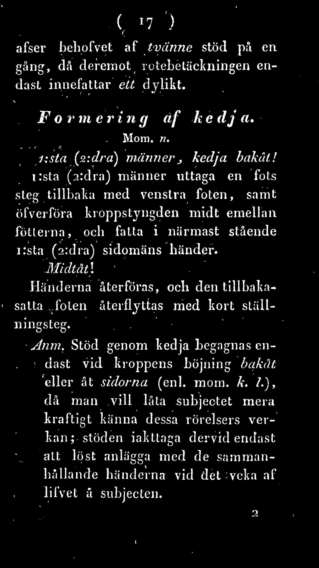 Händerna återföras, och den tillbaka- satta foten återflyttas med kort ställ ningsteg. Anm.