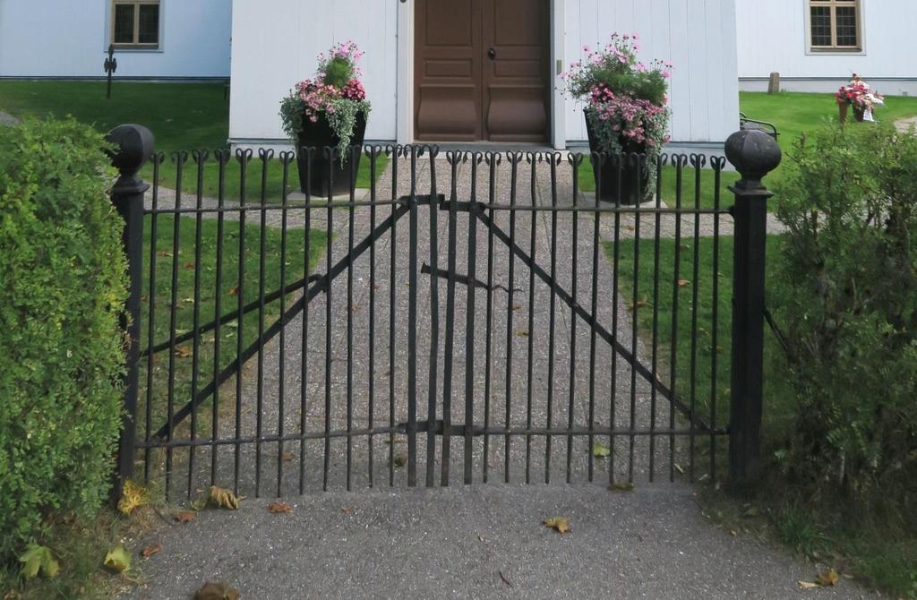 Omgärdning Runt den äldre delen av kyrkogården finns delar av en äldre krans av lönnar bevarad. Längs utvidgningens norra sida växer sibiriska granar samt en häck av oxel.