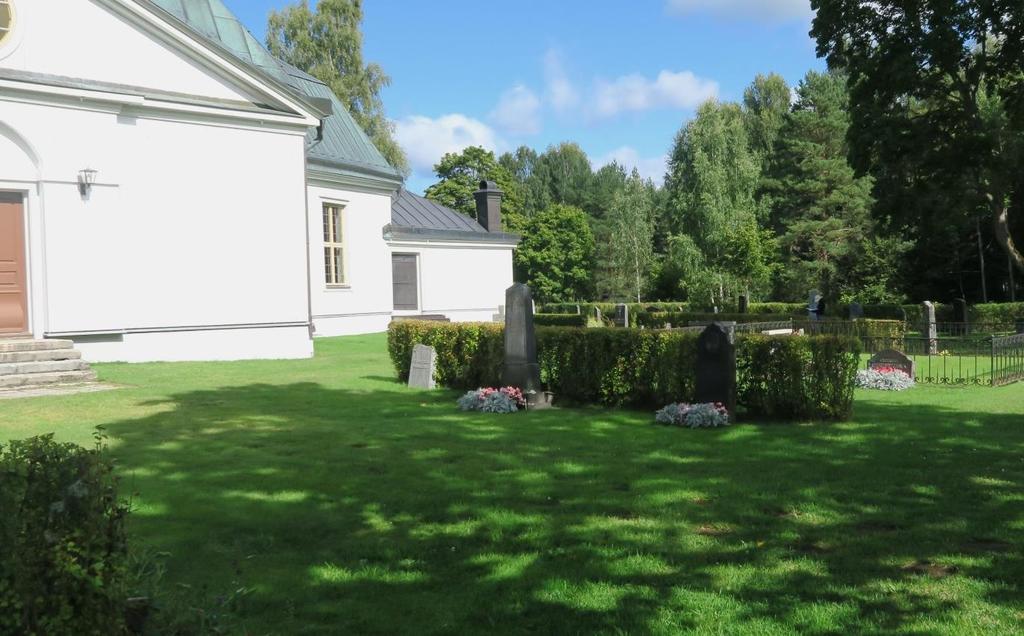 längs grusgångarna. Årtal och fotograf okända.