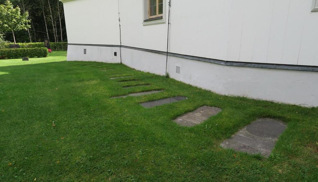 Lapidarium Längs med kyrkans nordöstra sida finns en rad med gravstenar från 1910-1940-tal som