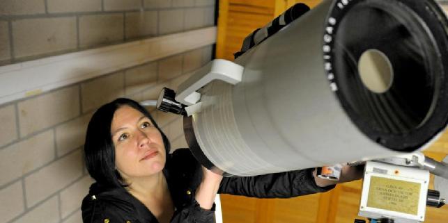 Nyheter från Radiomuseet Nr 127, 1 augusti 2019 Sveriges enda folkobservatorium hotad av nedläggning Katja Lindblom är astronom och förestår Slottsskogsobservatoriet Bild: