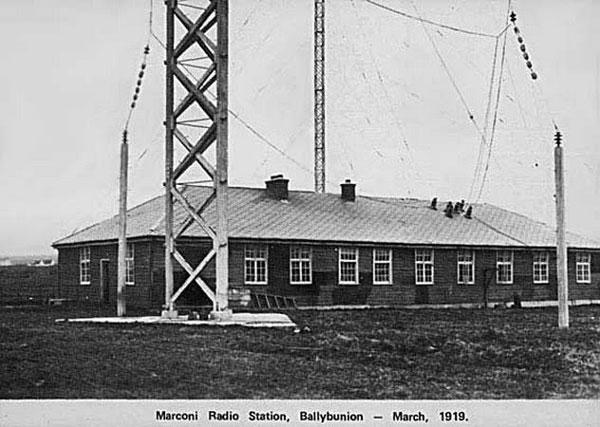 9 Denna minnesten är idag uppställd på platsen där anläggningen en gång stod. Marconi wireless station V.X.Q. Ballybunion 1912-1922.