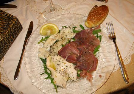 Prova också Canolli med ricottafyllning och gifflar med vanilj-, marmelad- eller ricottafyllning. Svärdfisk och bläckfiskpasta Fiskköket ligger alltid nära till hands på ön.