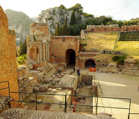 Uppförd av grekerna och ombyggd av romarna har den både använts för teater och gladiatorspel i historien. Numera används scenen för sommarkonserter och spektakel i Taormina.