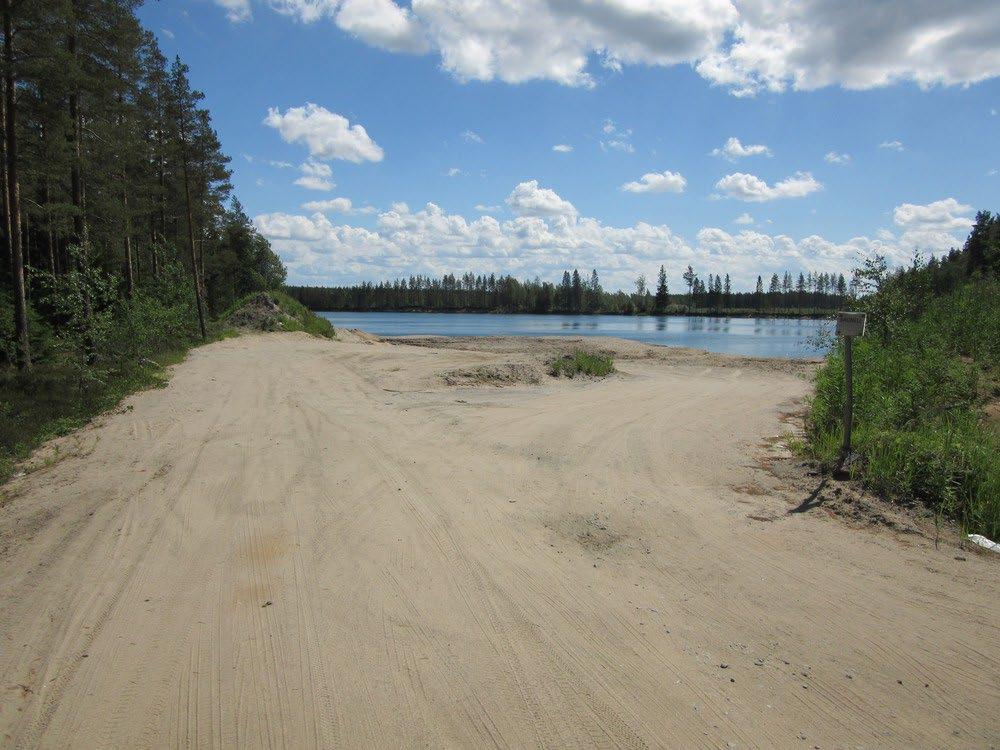 Den mellersta delen har använts för pälsdjursfarmning, vilket har efterlämnat många tydliga spår i terrängen. Verksamheten upphörde för många år sedan. Figur 2.