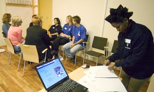 Mmampho Tokota leder en övning där studenterna ska fundera över sig själva och vad de tycker är betydelsefullt i livet. Studenterna diskuterar olika roller.