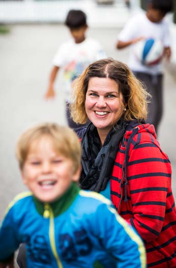 Ensamförälder med tre barn Innanför bommen, längs en cykelgata ligger det lilla radhuset där Anne bor med sina tre barn. Grannhusen ligger tätt intill och lekplatsen är precis utanför grinden.