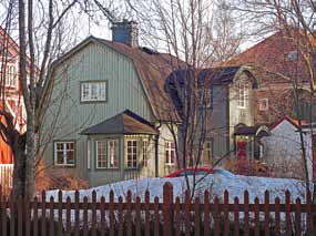 Exempel på tillbyggnader som kontrasterar med husets ursprungliga stil, men ändå samspelar fint, hittar du bl a på Södra Ersmarksgatan 12 på Haga och på Västra Hyvlargränd 3 på Sofiehem.
