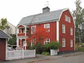 Tätspröjsade småfönster i trapphus, i förråd och på vind. C A Sandström 1921. Hugin 3. Nygatan 47 F d folkskoleseminarium. I slottsliknande 20-talsklassicistisk stil.