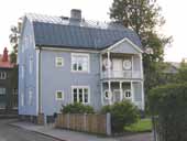 Fint utformad tvåvånings veranda mot gården, separat köksingång på gaveln. Bd 1926. Krickan 6. Herrgärdan 5/Kungsgatan 108 Bostadshus, ursprungligen med en tvårumslägenhet i vardera planet.