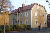 Praktfull takfris som även löper runt gaveln. Tillbyggt i omgångar. Senast ombyggt för Umeå designhögskola 1986, då nya dörr- och fönsterpartier i rödmålad plåt sattes in.