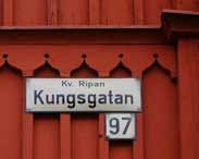 Alla tre bostadshusen utmed Kungsgatan är uppförda på 1870-talet och undkom med knapp nöd att slukas av lågorna i stadsbranden 1888.