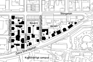 Tidstypiska drag, såsom stående panel med smal ribb eller inspontade lock, samt utformning av vindskivor, knutar, foder samt veranda- och balkongräcken bibehålls.