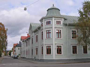 Bebyggelsen vårdas och underhålls med hänsyn till ursprunglig karaktär och i enlighet med gällande skydd i planbestämmelser.