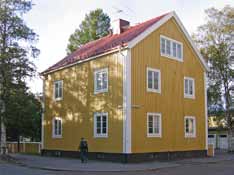 Samtidigt gavs byggrätt för ett nytt hus i anslutande stil i sydöstra hörnet av kvarteret Falken. Detta hus blev ett parhus som kom att ritas av Uno Nygren.