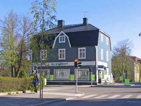 Bebyggelsen vårdas och underhålls med hänsyn till ursprunglig karaktär och i enlighet med gällande skydd i planbestämmelser.