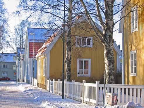 Tegelimiterande plåt är däremot olämplig i denna välbevarade kulturmiljö. Fasadernas stående locklistpaneler, knutar, foder och snickeridetaljer bibehålls.