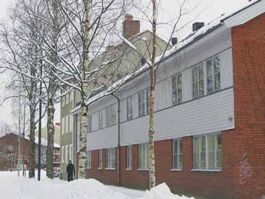 Ett exempel på den senare typen av gruppering är den välplanerade och fint gestaltade radhusgruppen i gult tegel i kvarteret Bävern, ritad av Sten Enberg.