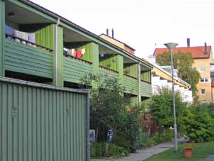 Vanligast är någon form av tegel i kombination med laserade träpartier, men även renodlade fasader i trä eller tegel förekommer.