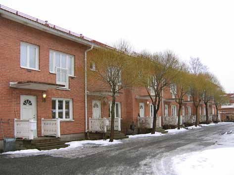 Öster om Stiftelsens Bostadens stora bostadsområde i kvarteret Laxen ligger ett mindre bostadsområde uppfört vid samma tid och i anslutande stil som grannområdet.