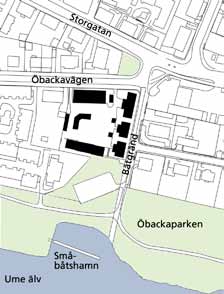 90-talsbebyggelsen med fasader i ljust rödrosa tegel och sadeltak med brunrosa betongpannor består av ett fyravånings- och två tvåvånings flerbostadshus utmed Båtgränd samt en radhuslänga med