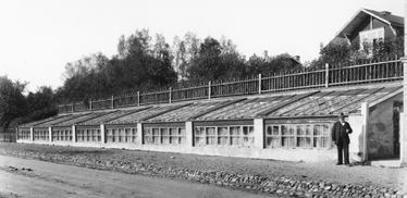 För att kunna få fram byggnadsdetaljer till alla husbyggen startade han en mekanisk verkstad och snickerifabrik nere vid älven, vid platsen för nuvarande Konstnärligt campus.