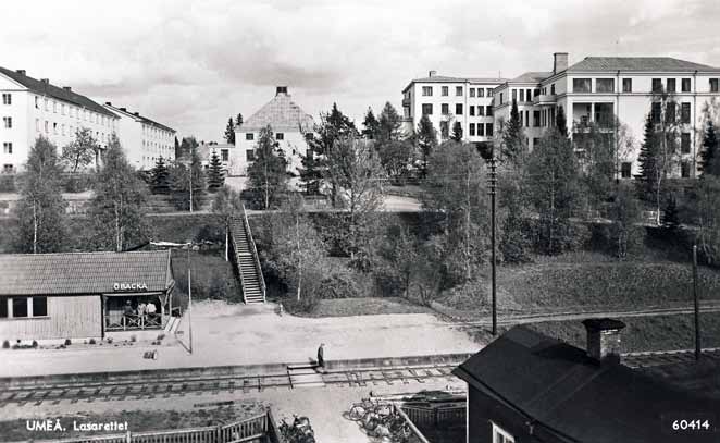 Några år senare byggdes ett stickspår ner till hamnen i Umeå och ett par decennier senare drogs järnvägen fram till Holmsund