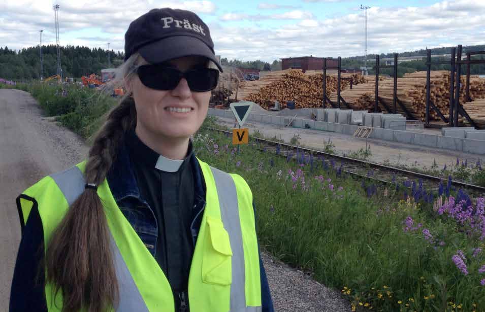 foto: magnus bodin Maria Scharffenberg, präst kyrkan på sågverket Världens snabbaste identitetskort Jag har arbetat femtio år i branschen men hade aldrig sett en präst på verkstadsgolvet, berättar