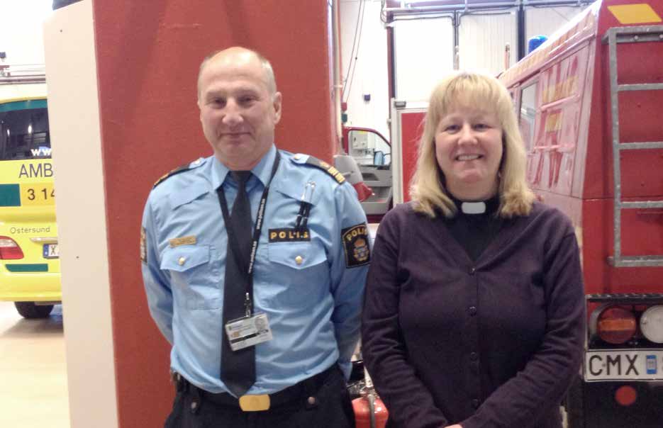 foto: magnus bodin Jan Hellström, polis och säkerhetsansvarig på Trygghetens hus, Kristina Eliasson, präst. Landstingets ambulans till vänster och räddningstjänstens brandbil till höger.