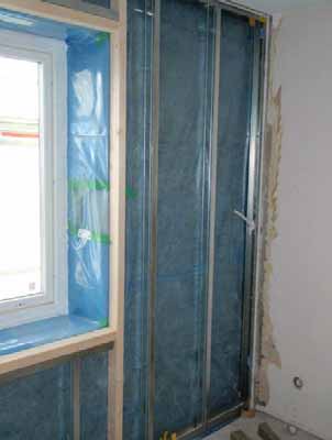 24 Figur 19 Exempel från renovering: indragen plastfolie och omsorgsfull anslutning av tätskikt mot fönster med tejpning och
