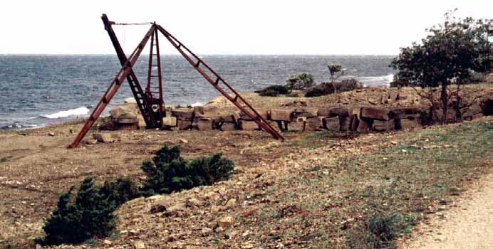 Likheten med en grov betong är påtaglig. Bergarten är relativt ovanlig på ön men kan ibland ses vid djupa dikesgrävningar.