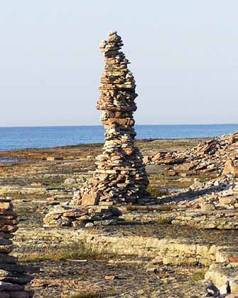 Kalkstenen Ölands signum Ovanpå allt detta återfinner vi Ölands ytsten, kalkstenen. Vi har nu förlyttat oss tidsmässigt till den geologiska perioden ordovicium för drygt 480 miljoner år sedan.