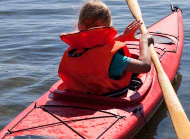 Paddla & surfa Hyr en kanot för äventyr på sjöar och hav. Varför inte prova att paddla genom de natursköna passagerna i sjösystemet från Drevviken ut till Östersjön?