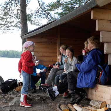 För den som önskar mer aktiviteter finns Flottsbro friluftsområde som erbjuder allt från kanotuthyrning till mountainbikeleder och övernattning i stugby.