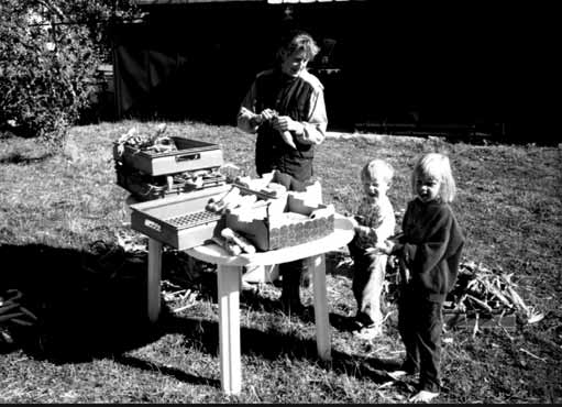 angelägenhet för hela familjen, finns det alltid arbetsuppgifter som barnen kan gå ut och ta sig an, helt på egen hand. Odlingarna skall alltså ingå som en naturlig del i familjens stationssystem.